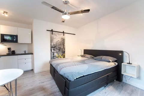 Bed, Kitchen or kitchenette, Photo of the whole room, Bedroom
