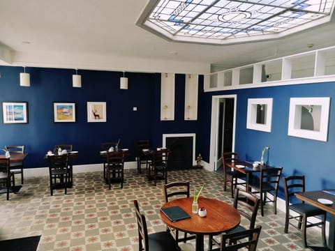 Restaurant/places to eat, Lounge or bar