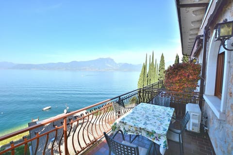 Leonardo Walsh Apartment With Lake View Apartment in Torri del Benaco