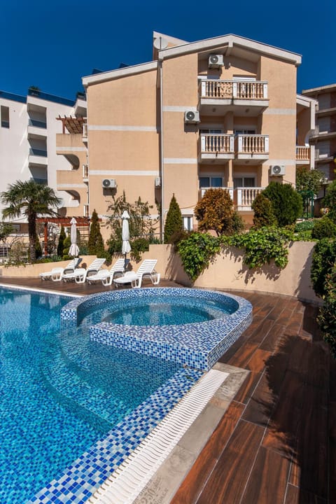 Property building, Swimming pool, sunbed