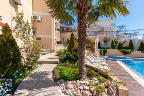 Property building, Patio, Garden, Garden view, Swimming pool, sunbed