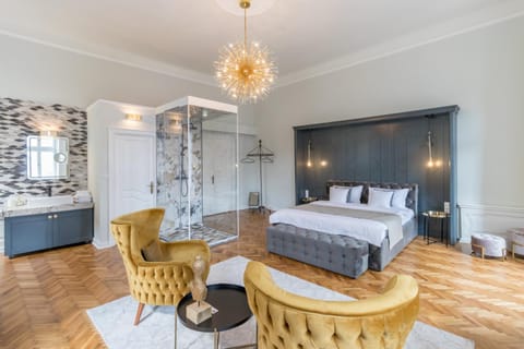Shower, Bed, Seating area
