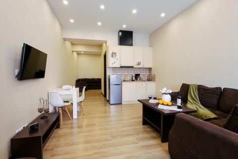 TV and multimedia, Kitchen or kitchenette, Living room, Seating area, Dining area, stove