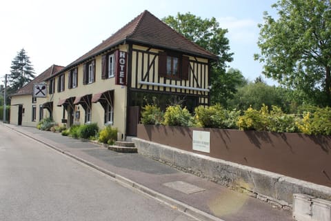 Property building, Patio, Restaurant/places to eat, Garden, Garden view, Breakfast, Parking