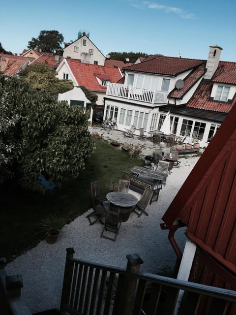 Patio, Facade/entrance, Day, Balcony/Terrace