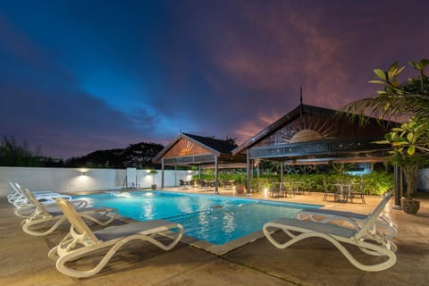 Restaurant/places to eat, Night, BBQ facilities, Swimming pool
