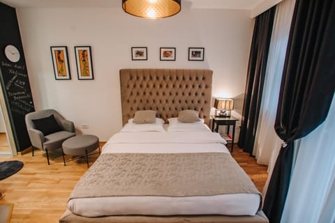 Bed, Photo of the whole room, Seating area