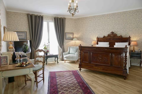 Bed, Photo of the whole room, Seating area, Bedroom