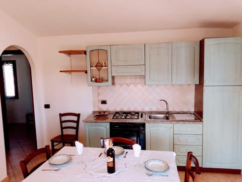 Kitchen or kitchenette, Dining area