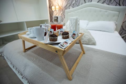 Bed, Coffee/tea facilities, Living room, Photo of the whole room, Bedroom, Food, Breakfast