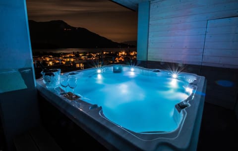 Hot Tub, Spa and wellness centre/facilities, City view, Lake view