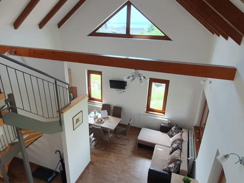 TV and multimedia, Living room, Photo of the whole room, Seating area, Lake view