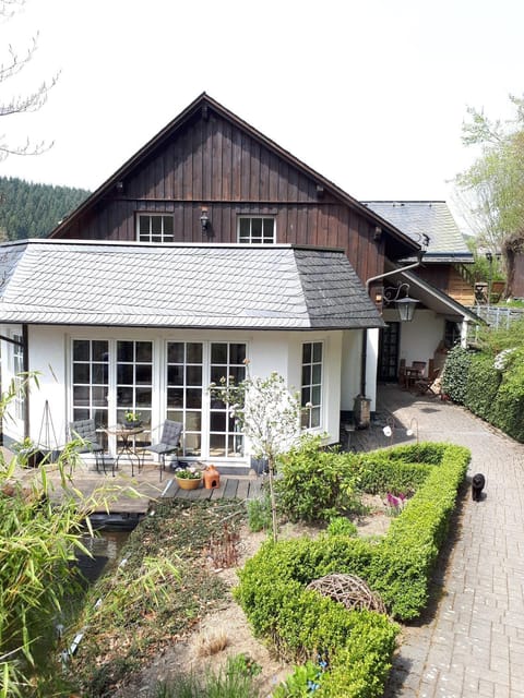 Facade/entrance, Garden, Balcony/Terrace