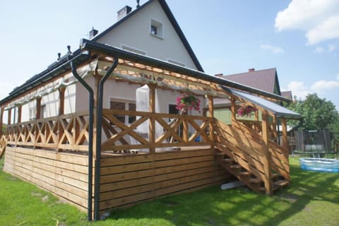 Property building, Facade/entrance, Garden, Garden, Balcony/Terrace