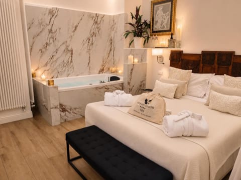 Bed, Hot Tub, Photo of the whole room, Bedroom