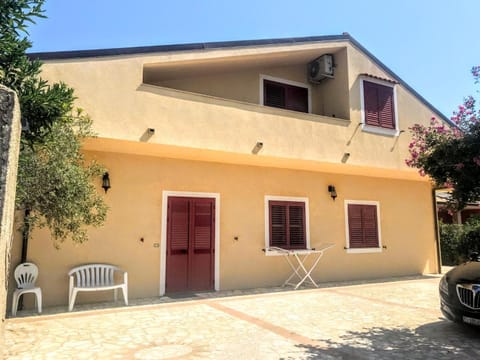 Property building, Balcony/Terrace, Parking