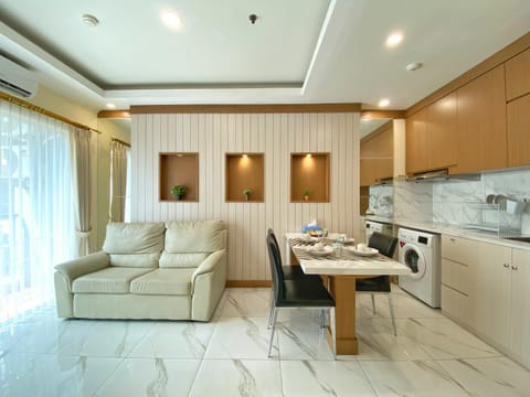 Kitchen or kitchenette, Living room, Seating area, Dining area
