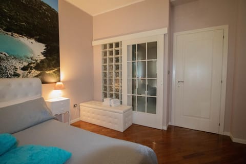 Bed, Other, Photo of the whole room, Decorative detail