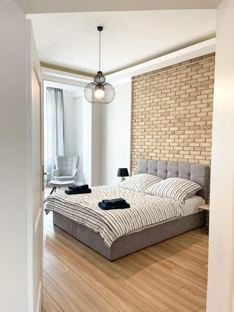 Bed, Photo of the whole room, Seating area, Bedroom, towels