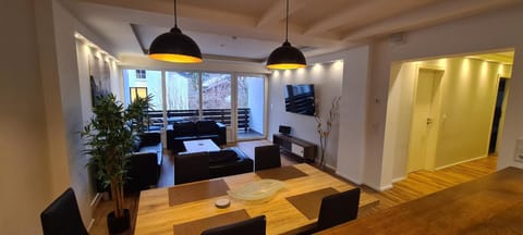 Communal lounge/ TV room, TV and multimedia, Living room, Seating area, Dining area, Evening entertainment