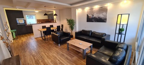 TV and multimedia, Living room, Seating area, Dining area