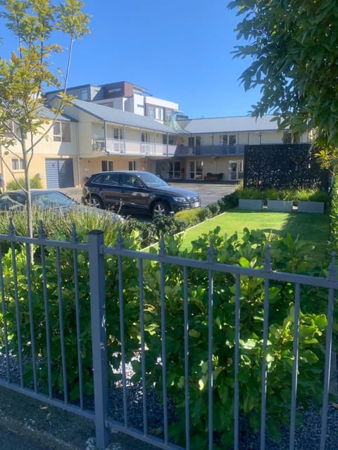 Property building, Garden view, Parking