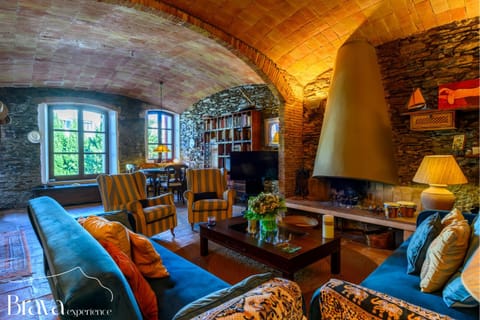 Communal lounge/ TV room, Darts, Game Room, TV and multimedia, Living room, Seating area, Evening entertainment