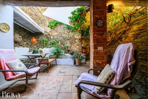 Patio, Spring, Day, Garden, Living room, Seating area