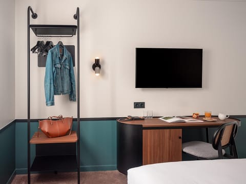 Bed, TV and multimedia, Bedroom