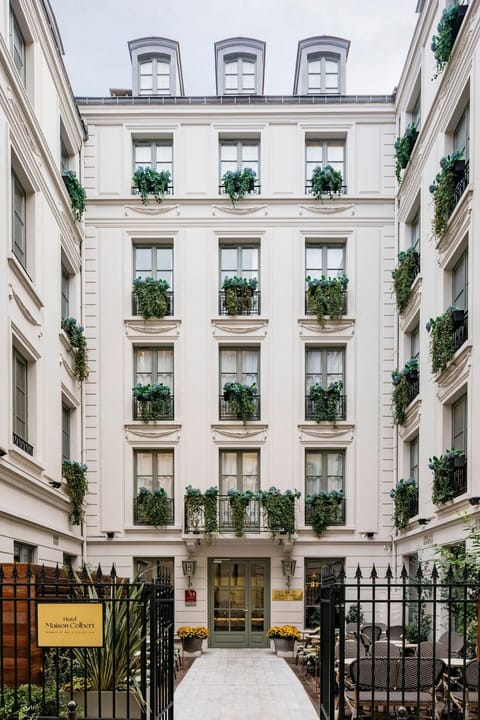 Restaurant/places to eat, Facade/entrance, Garden, Balcony/Terrace, Dining area
