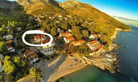 Restaurant/places to eat, Neighbourhood, Natural landscape, Beach, City view, Mountain view, Sea view