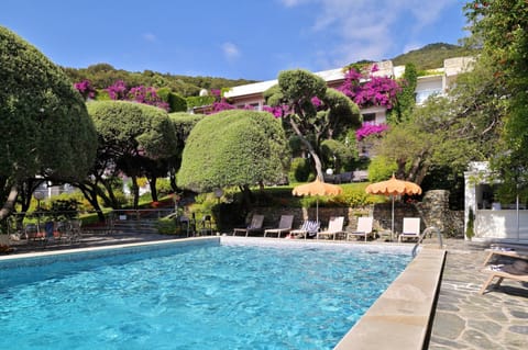 Spring, Day, Garden, Garden, Bathroom, Pool view, Swimming pool