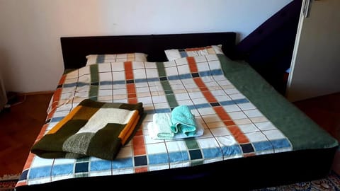 Bed, Living room, Photo of the whole room, Seating area