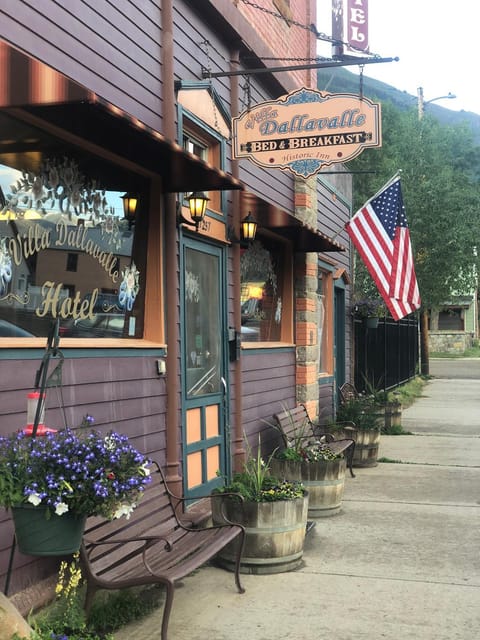 Property building, Communal lounge/ TV room, Facade/entrance, Property logo or sign, BBQ facilities, Garden, Hot Tub, Balcony/Terrace, Lobby or reception, Food and drinks, Banquet/Function facilities, Decorative detail, Pets, City view, Garden view, Landmark view, Mountain view, Street view, American breakfast, young children, older children, group of guests, Certificate/Award, Family