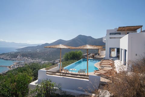 Property building, Nearby landmark, Swimming pool, sunbed