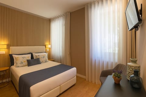 Bed, TV and multimedia, Seating area