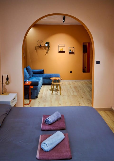 Bed, Living room, Photo of the whole room, Seating area, Bedroom, towels