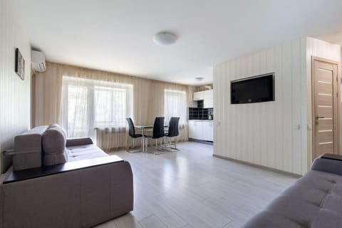 Kitchen or kitchenette, Living room, Seating area, Dining area
