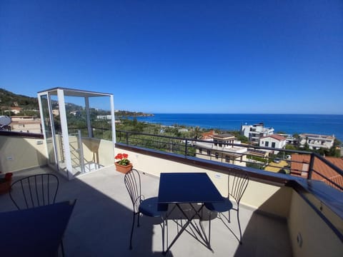Day, Natural landscape, View (from property/room), Balcony/Terrace, Dining area, Sea view