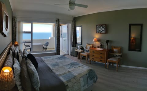 Photo of the whole room, Sea view