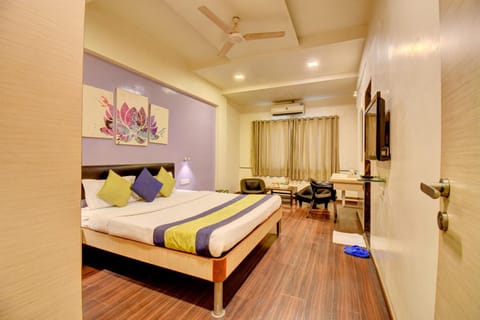 Bed, TV and multimedia, Living room, Photo of the whole room, Bedroom, Garden view, air conditioner