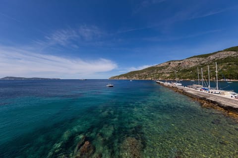 Mira Sea Front Guesthouse Bed and Breakfast in Komiža