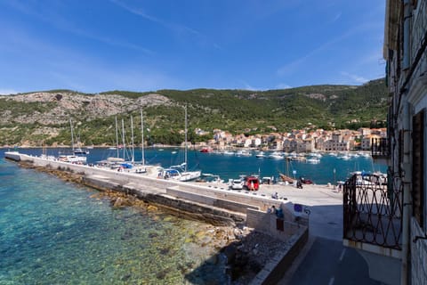 Mira Sea Front Guesthouse Bed and Breakfast in Komiža