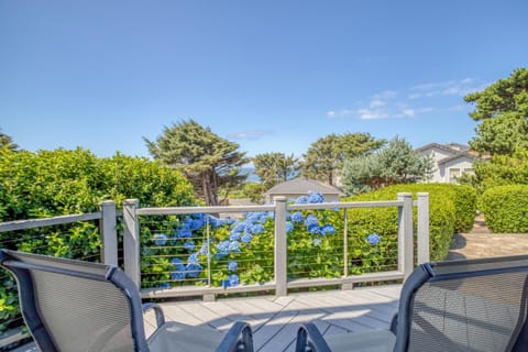 Cape Cod Northwest House in Lincoln City