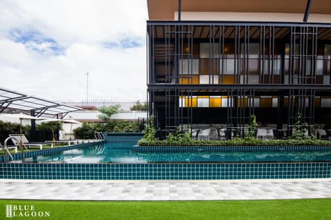 Property building, Restaurant/places to eat, Pool view, Swimming pool