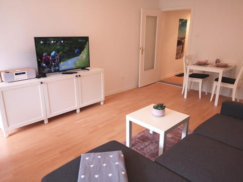 TV and multimedia, Living room, Seating area, Dining area