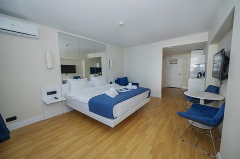 Bed, TV and multimedia, Living room, Photo of the whole room, Seating area, Bedroom, towels, air conditioner