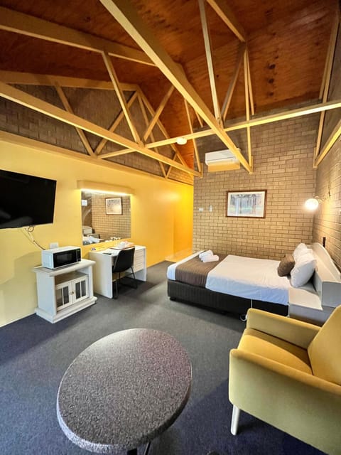 Bed, TV and multimedia, Seating area, Bedroom