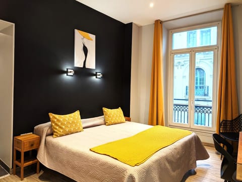 Bed, Photo of the whole room, Bedroom, City view