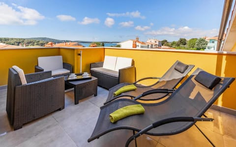 Day, Balcony/Terrace, Seating area, Sea view, sunbed